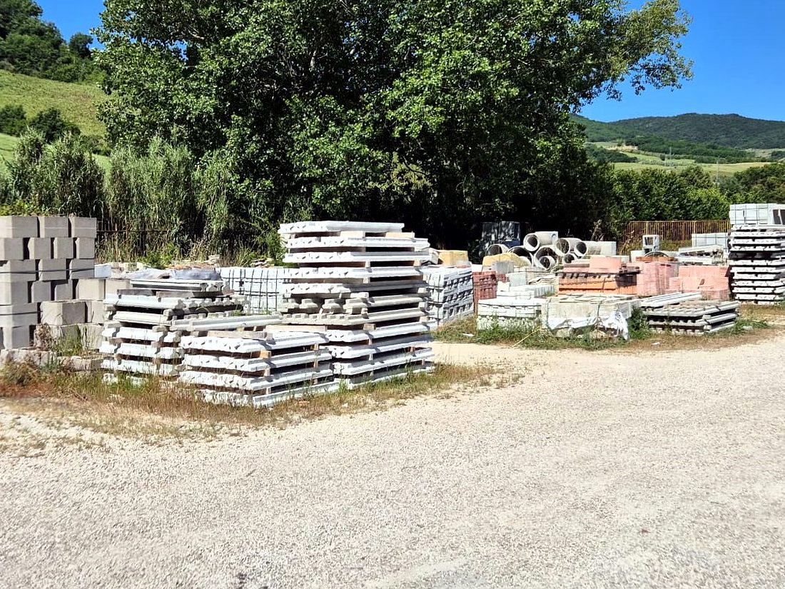 Il piazzale EdilTermica con manufatti in cemento e materiale edile